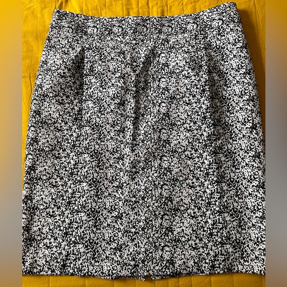 Banana Republic White and black doted lined pencil skirt - Picture 1 of 4